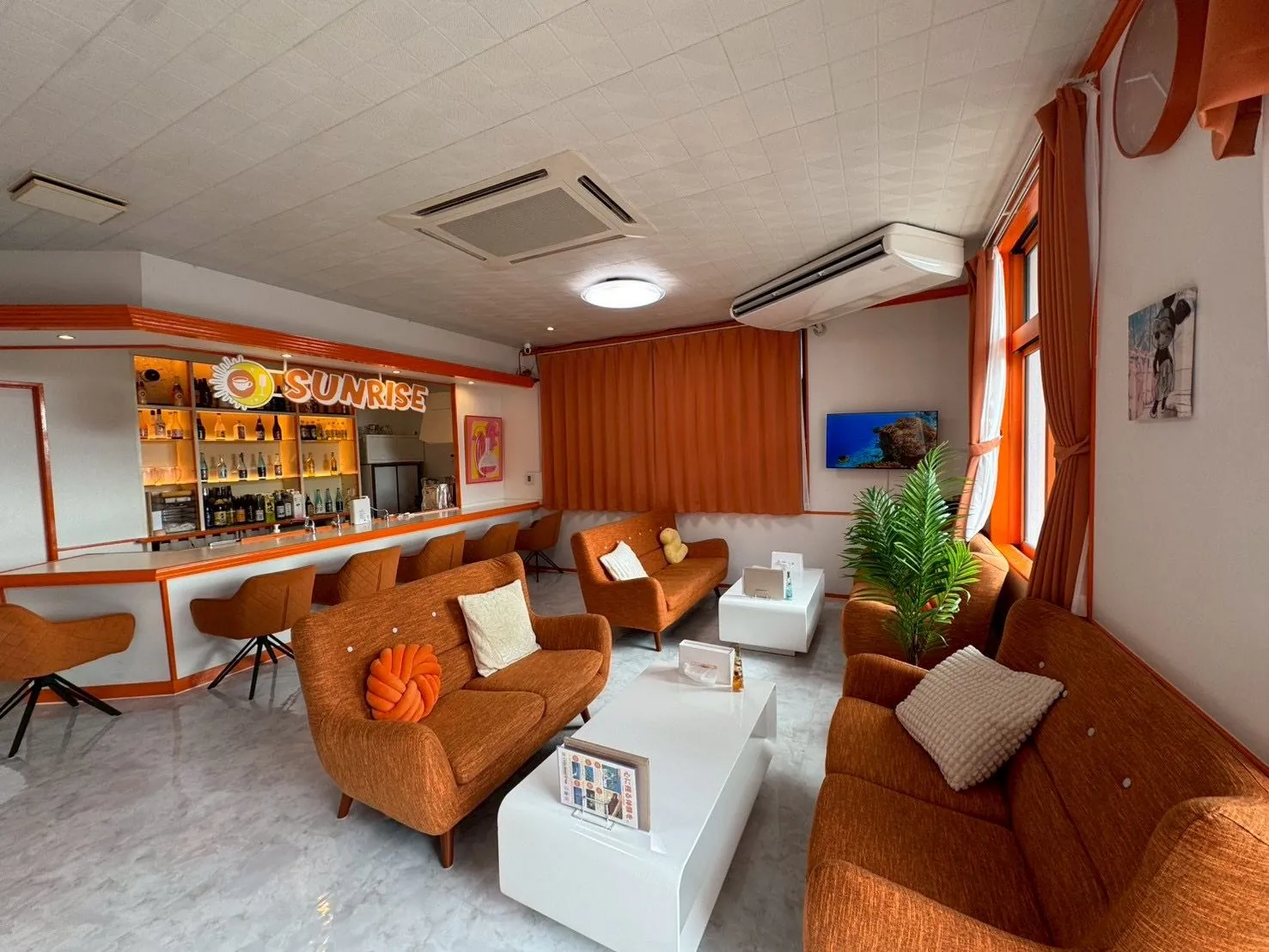 Cafe & Bar SUNRISE 店内
